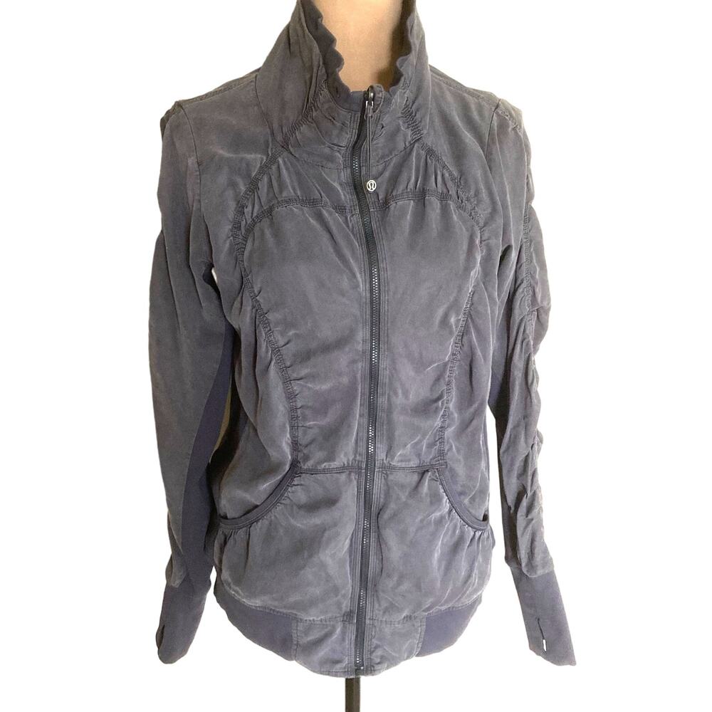 Lululemon Reversible Cool Down Jacket Womens 8 Gray Thumb Holes Ruched Zipper